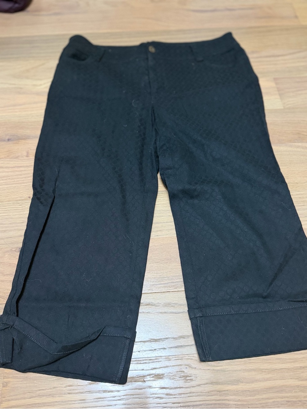Bandolino Black Textured Capris